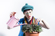 Photo: Junge Frau macht Blumenpflege Junge Frau macht Blumenpflege