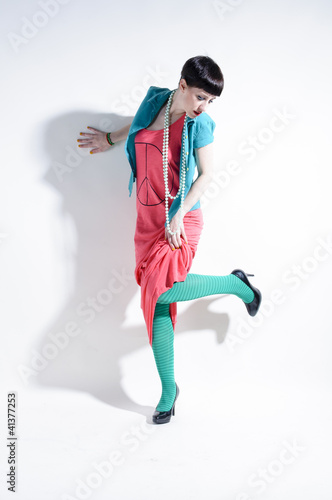 Photo: Junge Frau trägt farbige Kleidung (Color Blocking) Junge Frau trägt farbige Kleidung (Color Blocking)