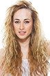 Junge Frau mit lockigem Haar