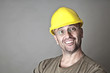 Freundlich lächelnder Arbeiter mit Helm und Brille