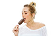 Junge Frau mit Eis