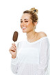 Junge Frau mit Eis