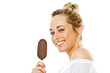 Junge Frau mit Eis