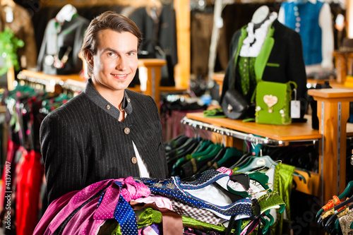Photo: Mann kauft Tracht oder Dirndl in einer Boutique Mann kauft Tracht oder Dirndl in einer Boutique