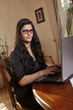 Jeune femme avec un ordinateur