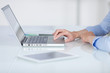 frau schreibt am laptop