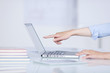 frau zeigt auf laptop-monitor