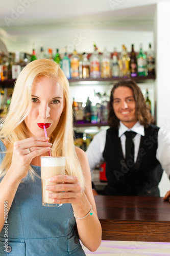 Photo: Barista mit Gast in Cafe oder Coffeeshop Barista mit Gast in Cafe oder Coffeeshop