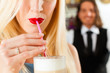 Barista mit Gast in Cafe oder Coffeeshop