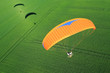 Paramoteur champ de blé vert avec ombre