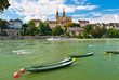 Bateau mouche sur le Rhin devant la cathédrale de Bâle.