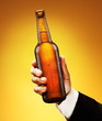 Photo en ligne au meilleur prix Bottle of beer in a man's hand