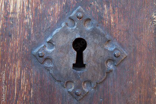 Photo: Cerradura de hierro antigua de una puerta de madera Cerradura de hierro antigua de una puerta de madera