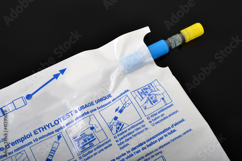 Photo: Sécurité routière - Ethylotest sur fond noir Sécurité routière - Ethylotest sur fond noir
