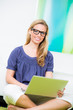studentin arbeitet zuhause am laptop