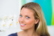 glückliches gesicht einer blonden frau