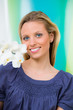 charmante blonde junge frau