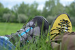Wanderschuhe auf einer Wiese