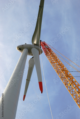 Photo: Eolienne et grue Eolienne et grue