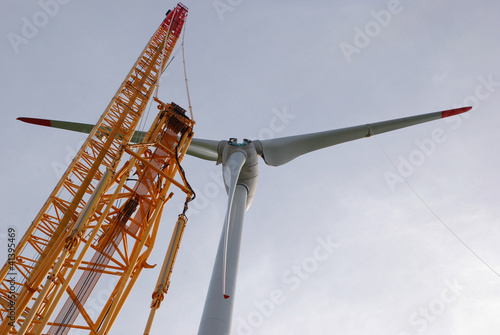 Photo: Eolienne et grue Eolienne et grue