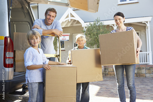 Photo: Family moving house Family moving house