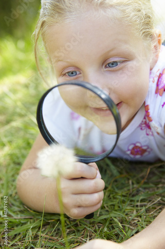 Foto: Little girl with magnifying glass Little girl with magnifying glass