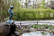 Petit garçon faisant pipi dans une fontaine. Petit garçon faisant pipi dans une fontaine.