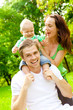 familie im park