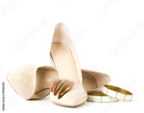 Foto: Sexy fashionable shoes with bangles and feathers Sexy fashionable shoes with bangles and feathers