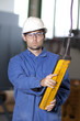 Arbeiter in Halle mit Fabrikkran