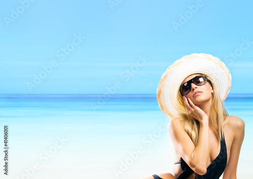 Foto: Happy young woman on the beach Happy young woman on the beach