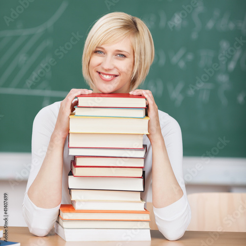 Foto: studentin mit einem stapel bücher studentin mit einem stapel bücher
