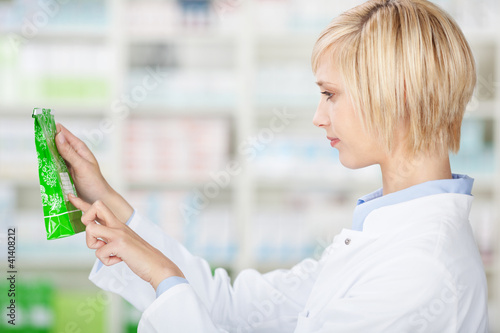 Photo: apothekerin prüft inhaltstoffe apothekerin prüft inhaltstoffe