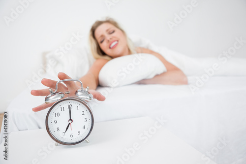 Foto: Blonde getting her alarm clock Blonde getting her alarm clock