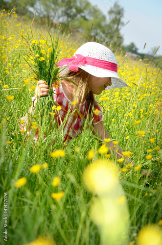 Photo: Mädchen im hohen Gras Mädchen im hohen Gras