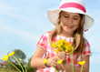 Mädchen auf der Blumenwiese