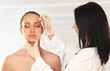 Foto: Pretty doctor examining beautiful young female's face Pretty doctor examining beautiful young female's face