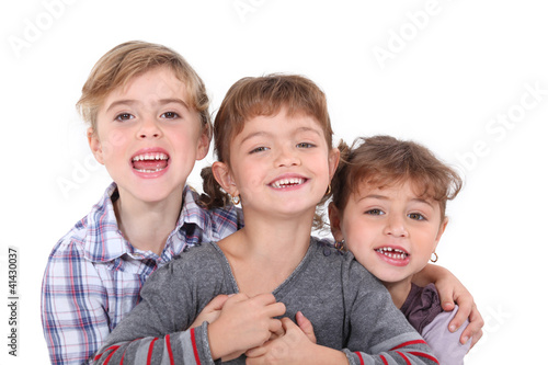 Foto: Studio portrait of three young siblings Studio portrait of three young siblings