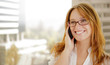 Mujer de negocios habla por telefono