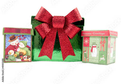 Foto: Boxed Christmas Presents on White Background Boxed Christmas Presents on White Background