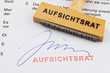 Holzstempel auf Dokument: Aufsichtsrat