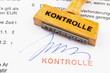 Holzstempel auf Dokument: Kontrolle