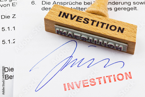 Photo: Holzstempel auf Dokument: Investition Holzstempel auf Dokument: Investition