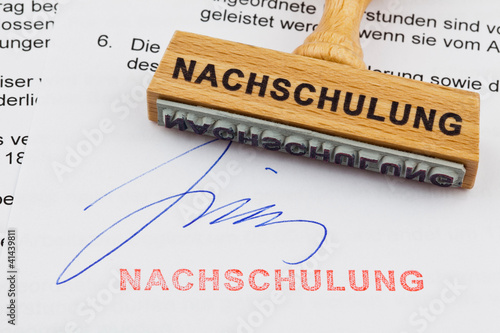 Foto: Holzstempel auf Dokument: Nachschulung Holzstempel auf Dokument: Nachschulung
