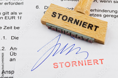 Foto: Holzstempel auf Dokument: storniert Holzstempel auf Dokument: storniert