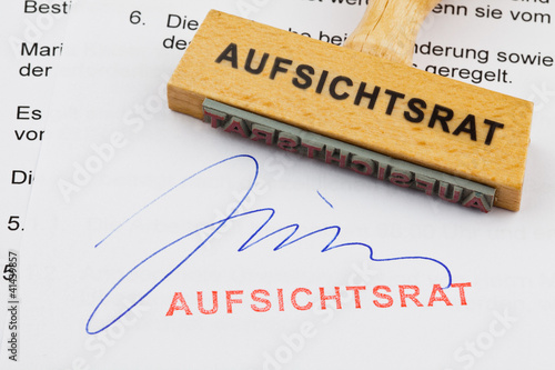 Photo: Holzstempel auf Dokument: Aufsichtsrat Holzstempel auf Dokument: Aufsichtsrat