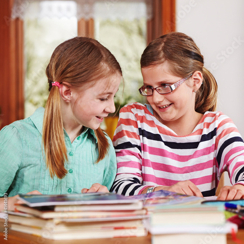 Foto: two teenage girls doing homework two teenage girls doing homework