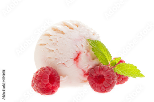 Photo: Joghurt - Himbeereis mit Himbeeren von vorne Joghurt - Himbeereis mit Himbeeren von vorne