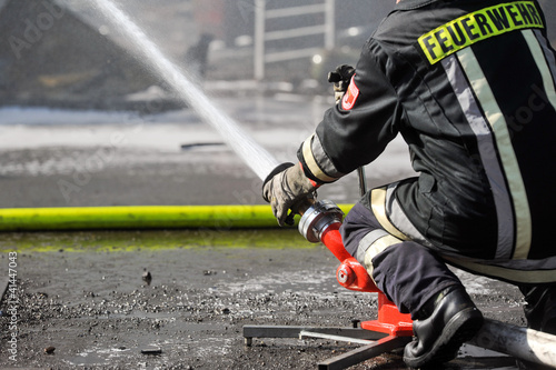 Photo: Feuerwehrmann im Einsatz Feuerwehrmann im Einsatz