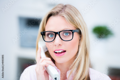 Foto: junge frau sprachlos am telefon junge frau sprachlos am telefon